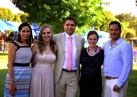 Cris, Alejandra, José Antonio, Milagros y José Antonio, papás y padrinos