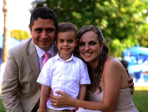 José Antonio con sus papás, José Antonio y Alejandra
