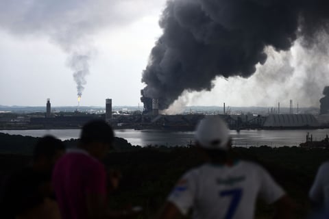 Una nube tóxica cubrió al puerto de Coatzacoalcos y horas más tarde al municipio de Minatitlán, por lo que el gobernador Javier Duarte de Ochoa anunció la suspensión de clases en todos los niveles en seis municipios.
