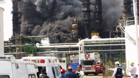 Unas 2 mil personas fueron evacuadas en municipios cercanos a la planta en el sur de Veracruz, según estimaciones de la Procuraduría Federal de Protección al Ambiente (Profepa).