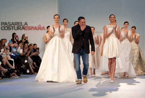 El diseñador Hanibal Laguna al finalizar su desfile en la inauguración de la tercera edición de la Pasarela Costura España