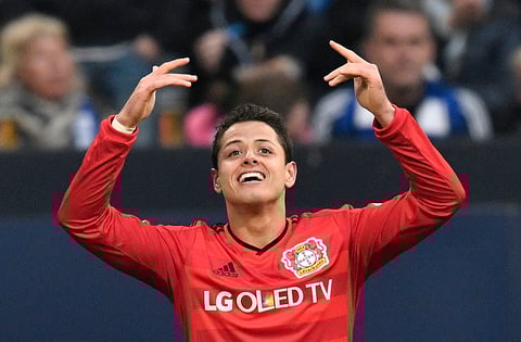 Javier Hernández rompió el empate que predominaba en casa del Schalke 04, para ganar 3-2 en la jornada 31 de la Bundesliga.