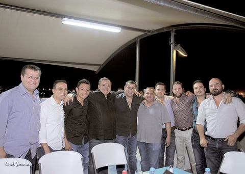 17042016 Chuy Sotomayor celebró su cumpleaños con una deliciosa cena el pasado once de abril, en donde estuvo acompañado de un grupo de amistades.