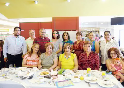 17042016 La festejada acompañada de amigos y familiares.