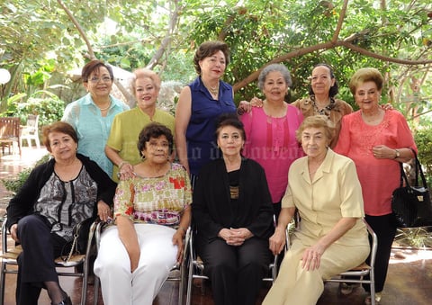 18042016 EMOTIVO REENCUENTRO.  Exalumnas del Colegio Villa de Matel se reunieron recientemente.