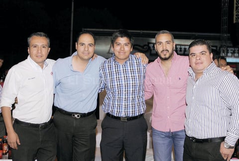 18042016 ENTRE AMIGOS.  Leonardo, Jaime, Luis, René y Jesús.