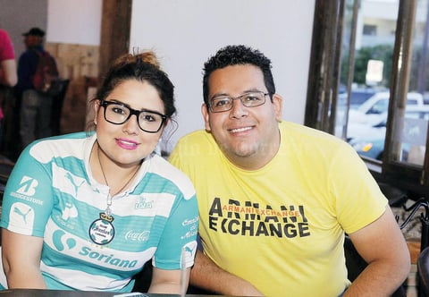 19042016 APOYAN A SU EQUIPO FAVORITO.  Alejandra y Héctor.
