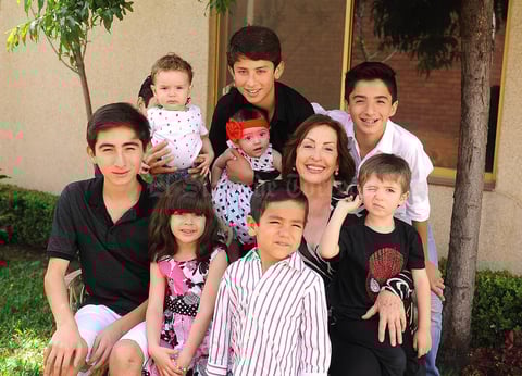 26042016 EN FAMILIA.  Estela acompañada de sus nietos.
