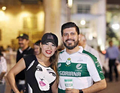 27042016 APOYAN AL SANTOS.  Oleyda y Sergio.