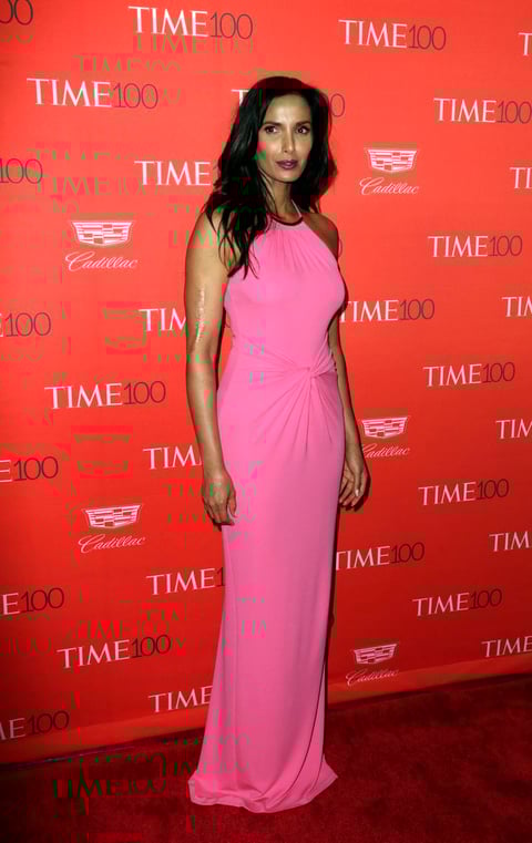La actriz, modelo y escritora Padma Lakshmi atendió a los fotógrafos al llegar a la gala.