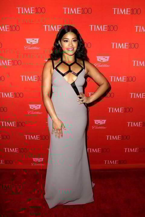 Gina Rodríguez, también catalogada como una de las personas más influyentes, pasó por la alfombra roja con un escotado atuendo.