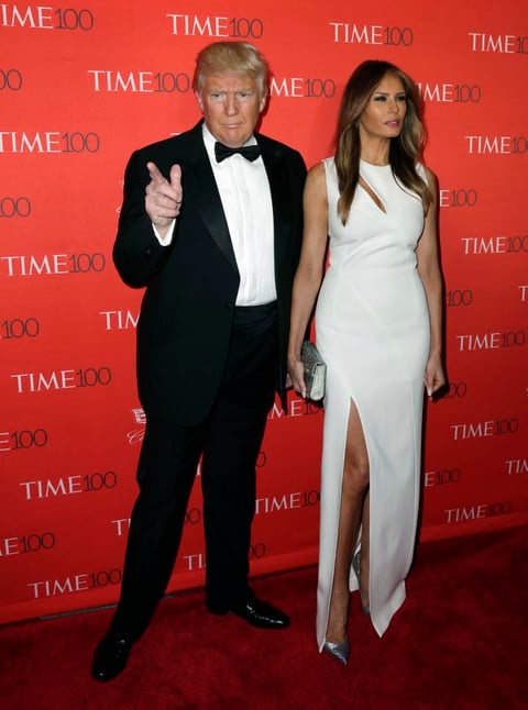 El polémico Donald Trump acudió a la gala junto a su esposa Melania, al ser reconocido por la revista como una de las personas más influyentes.