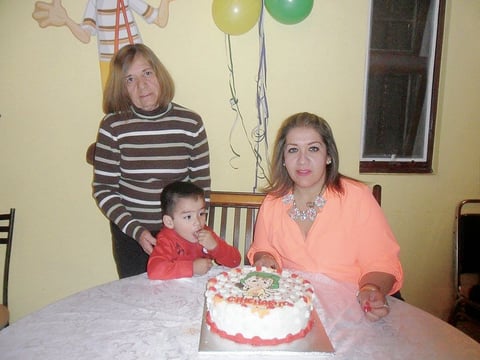 21042016 Hortencia con su hija y nieto.