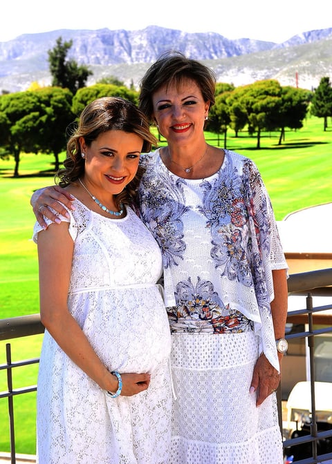 Acompañada de su mamá, Cey Murillo.