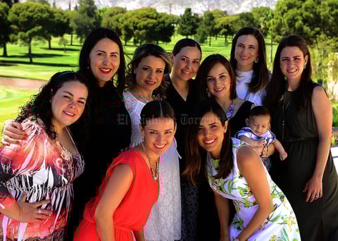 Acompañada de varias de sus amigas