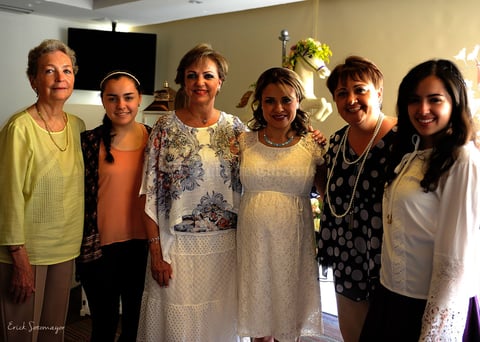 Paty, Anilú, Cecy, Anna y Anaví con Lorena