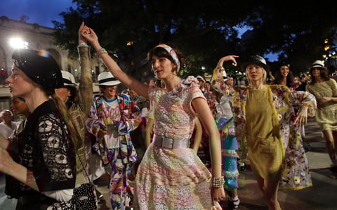 Las modelos de Chanel aprovecharon para bailar conga.