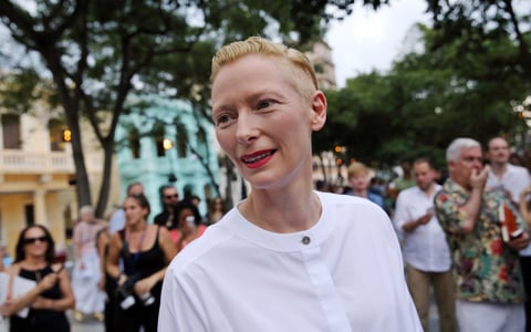 La actriz británica Tilda Swinton, musa de Karl Lagerfeld no se quiso perder la presentación de Chanel en Cuba.