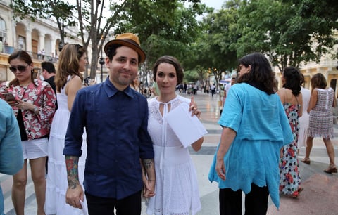 Eduardo Cabra, integrante del grupo Calle 13, y su esposa, la cantante cubana Diana Fuentes también acudieron a presenciar el desfile de Chanel.