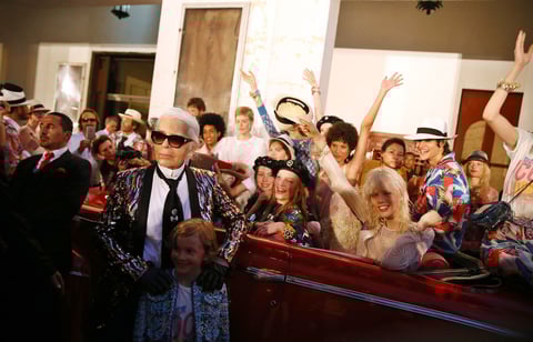 Karl Lagerfeld posó a lado de varias modelos pertenecientes a Chanel.