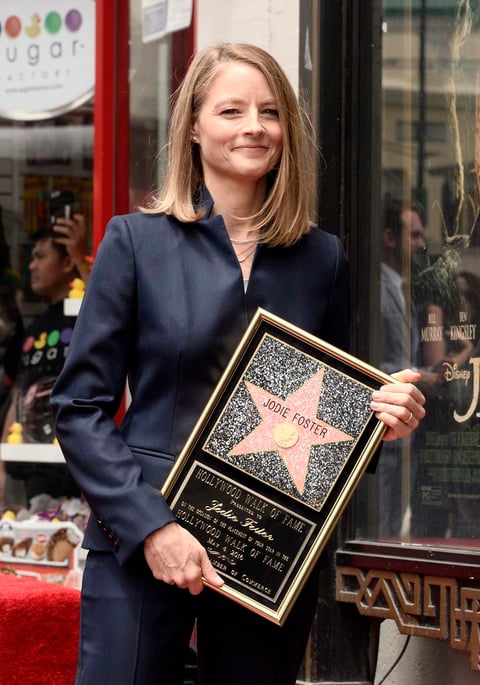 Foster asistió al homenaje vestida con un elegante traje de color azul oscuro.