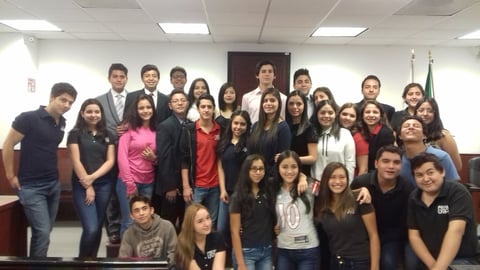 05052016 Alumnos de segundo semestre de prepa de la UVM.
