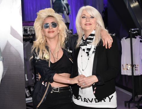Gaga también estuvo acompañada de su madre, Cynthia Germanotta, presidenta de su fundación Born This Way.