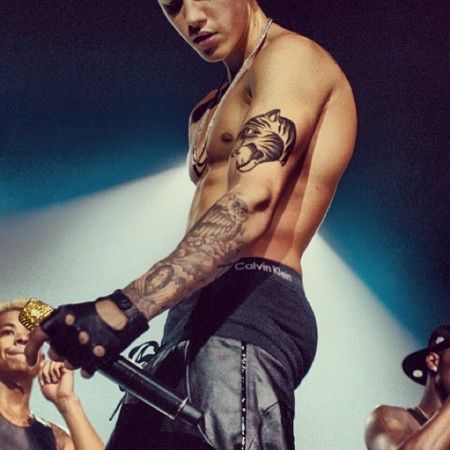 El canadiense ha ido llenando de tinta su brazo izquierdo.