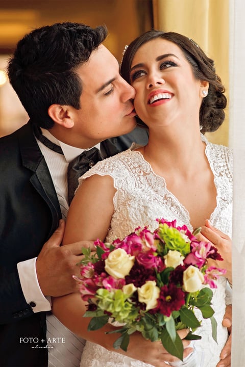 08052016 Mariana Mesta Corral y Ricardo Guillermo Onofre Díaz unieron sus vidas en la Parroquia de La Sagrada Familia el pasado 30 de abril del presente año en punto de las 17:30 hrs. Sus padres son los señores: Gerardo Enrique Mesta Narváez y María Araceli Corral de Mesta; Rodolfo Onofre Agüero y Florina Díaz de Onofre.