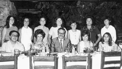 01052016 Personal Administrativo de la ECA-UAC en una cena, hace algunos años.