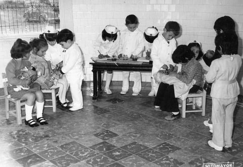08052016 En plena consulta médica, niños del kínder del prestigiado Colegio Miguel Ángel, hace varias décadas, celebrando el Día del Médico. La maestra era la Srita. Josefina Padilla, cofundadora de este jardín de niños.