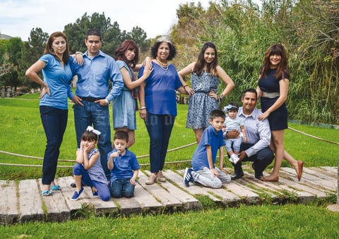 08052016 Brenda Cerón acompañada de sus hijas, Karime, Alex, Mitzi y Ruly; sus yernos, Antonio y Abraham, y sus nietos, Raúl, Bruno, Valentina y Emilia.