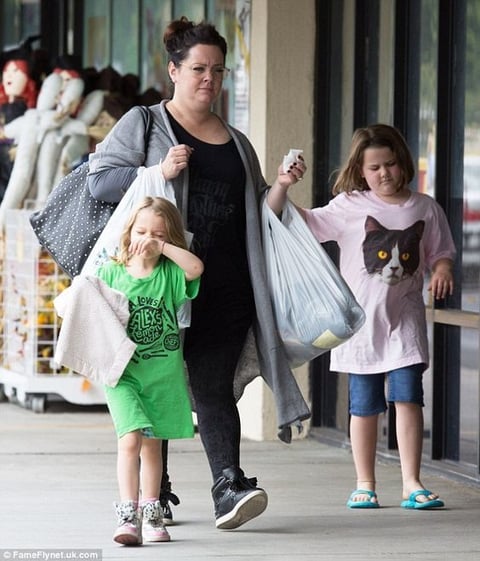 Melissa McCarthy. Es actriz, productora, escritora y diseñadora de moda; además de madre de Vivian de 9 años y Georgette de seis.