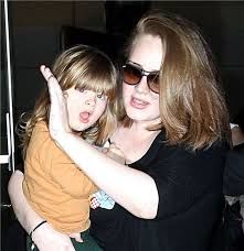 La cantante británica  Adele es mamá del pequeño Angelo, quien tiene tres años.