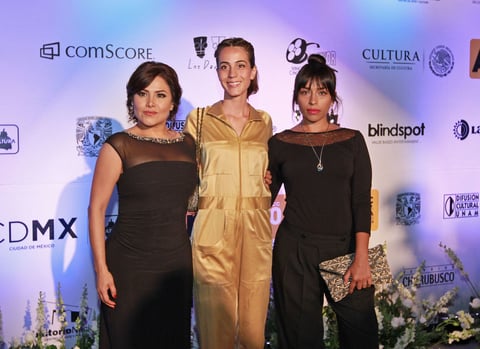 Las actrices Vanessa Bauche, Cassandra Ciangherotti y Adriana Paz posaron ante los fotógrafos.