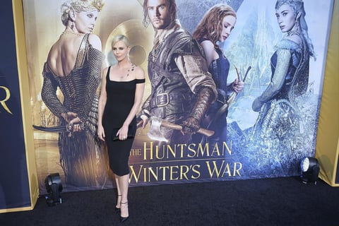 Charlize Theron. La rubia actriz entró a la cuarta década de su vida hace unos meses y su belleza permanece intacta.