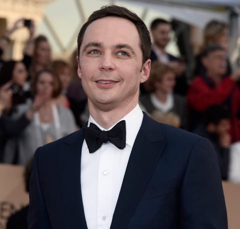 Jim Parsons. El actor de la serie televisiva The Big Bang Theory está próximo a cumplir 43 años.