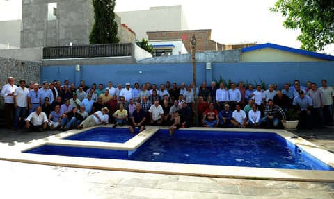 Celebra con sus amigos