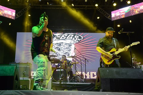 Red Alert, Cumbia rebajada y Sabes, continuaron con el repertorio. Los originarios de Monterrey pusieron a bailar con Super riddim internacional, Cumbia poder y Mándame un emoticón.
