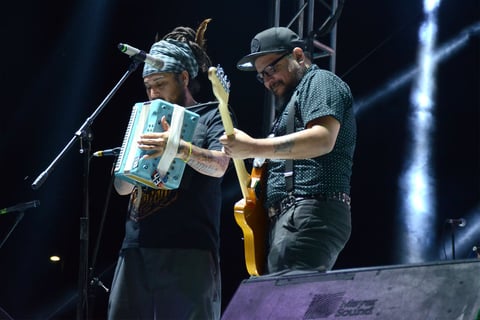 En primera fila había personas de todas las generaciones, niños, jóvenes, adultos y hasta señoras quienes al escuchar Warning, canción dedicada al mal gobierno, empezaron a saltar de sus lugares.