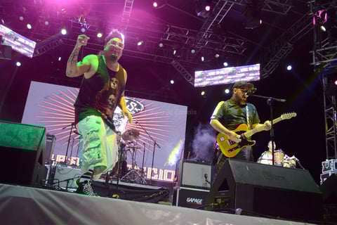 "Vamos a pasarla bien ching... Con ustedes", fueron las primeras palabras de Cano, vocalista del grupo regio.