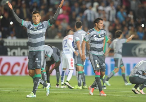 Con dos goles en contra, Santos Laguna debía empatar el choque y sin mucho empuje puso en predicamentos a “Tuzos”, después de recortar distancias 3-2 en un saque de banda, donde el balón llegó a Bryan Rabello para sacar disparo, que rechazó Óscar Pérez y en el contraremate perforó el "Pulpo" González.