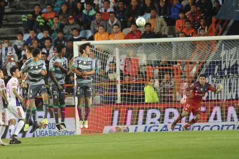 Con más sufrimiento de lo esperado, Pachuca se instaló en las semifinales del Torneo Clausura 2015 de la Liga MX, al vencer 3-2 a Santos Laguna (4-3 global), en un gran juego del uruguayo Jonathan Urretaviscaya.