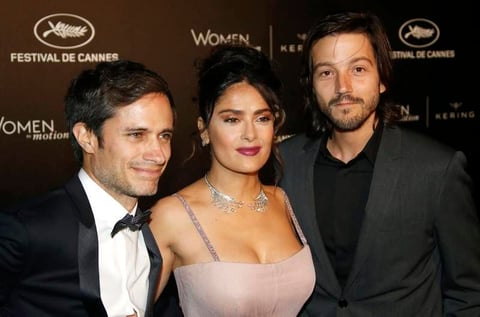 Con un vestido rosa, Salma Hayek desfiló por el Festival Internacional de Cine de Cannes, llamando la atención por su escote.