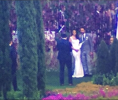 Para proteger la privacidad de la ceremonia en la que se casaron Eva Longoria y José Bastón, no solamente se echó mano de la policía estatal mexiquense, sino que también hubo drones sobrevolando el área.