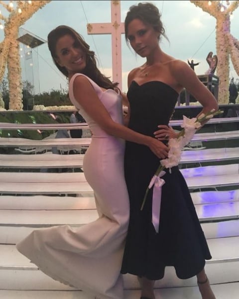 Victoria Beckham asistió al enlace nupcial y colgó en su Instagram una fotografía acompañada de este mensaje: “Felicitaciones Eva Longoria, la mujer más inteligente y hermosa que he conocido”.