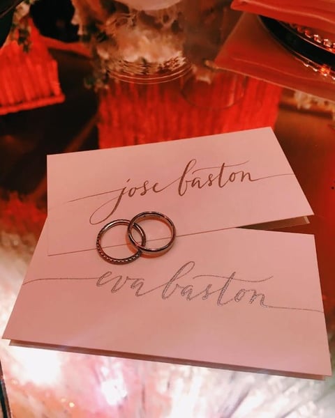 A través de su cuenta de Instagram, Longoria compartió su felicidad y anunció la unión con Bastón a través de una fotografía de sus argollas matrimoniales.