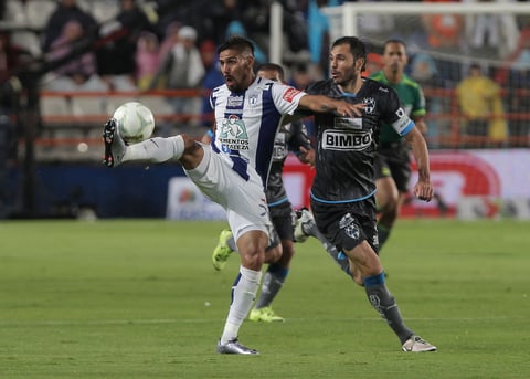 El partido se disputo bajo una lluvia que dificultó el accionar de los jugadores.