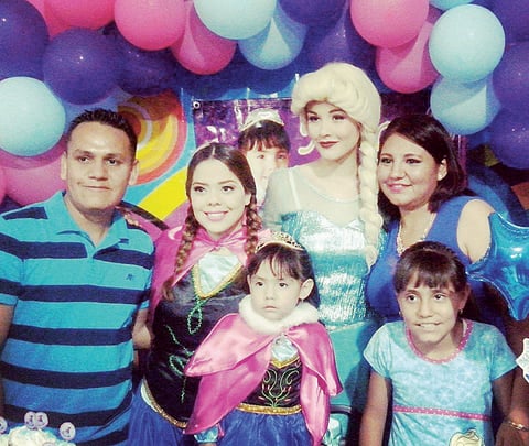 26052016 Familia Rodríguez de la Cruz festejando los tres años de  la pequeña Magaly.