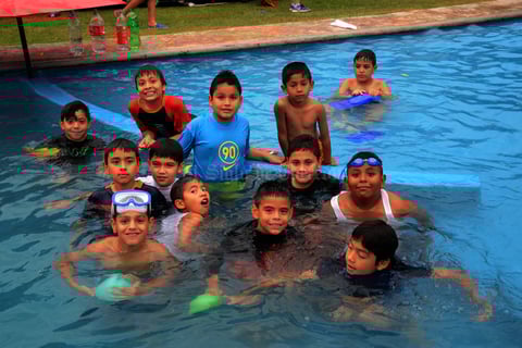 Con sus amigos